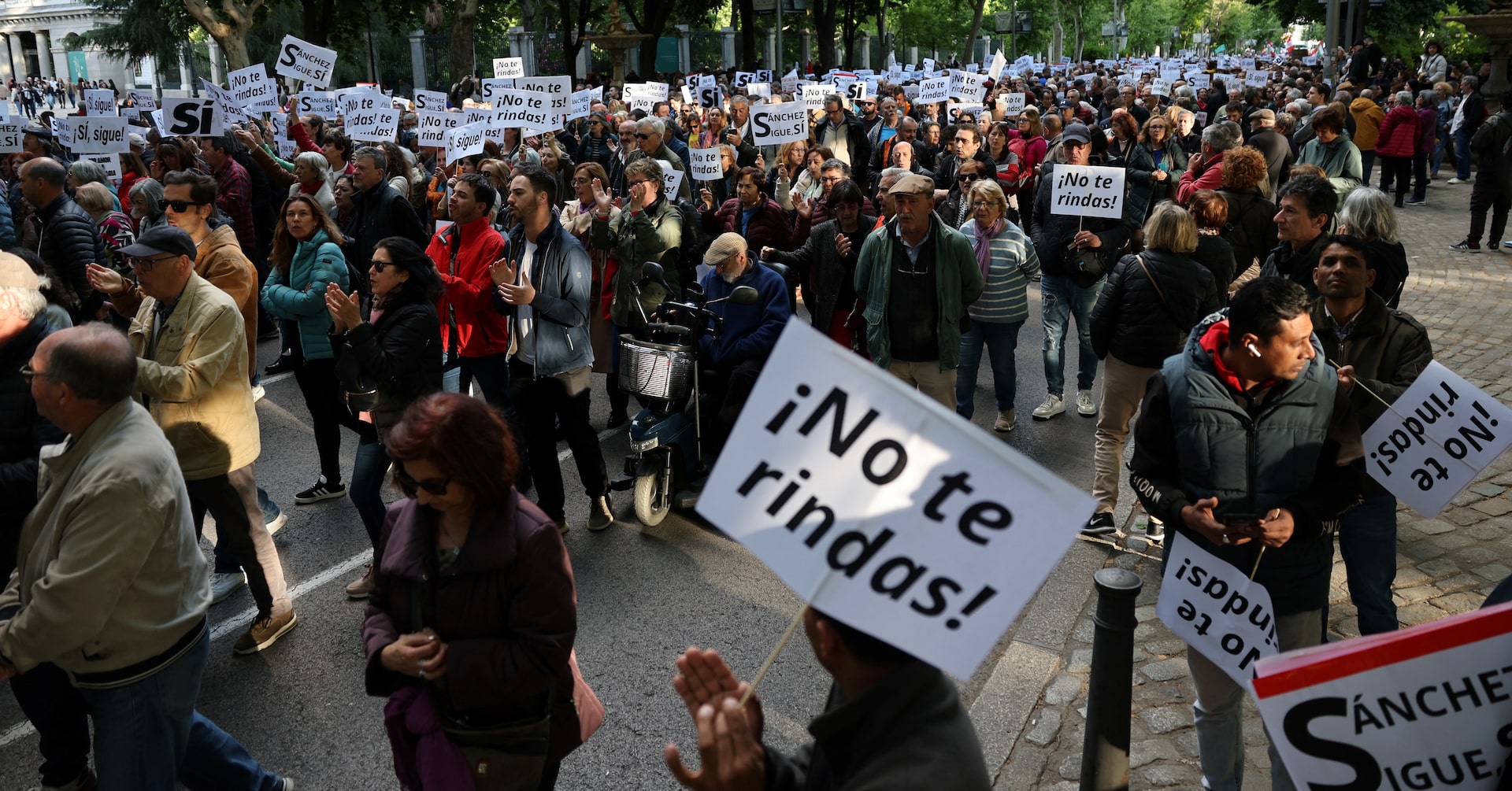 Supporters of Spain’s prime minister rally in Madrid to urge him not to quit